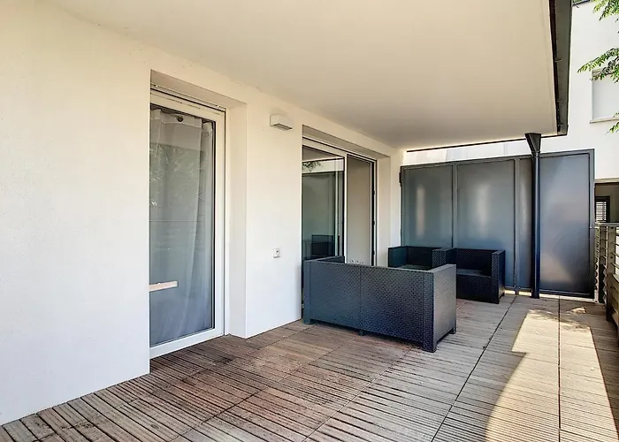 Spacieux T2 Avec Terrasse, Parking Privé, à 2 Min De La ! - Fr-1-715-24