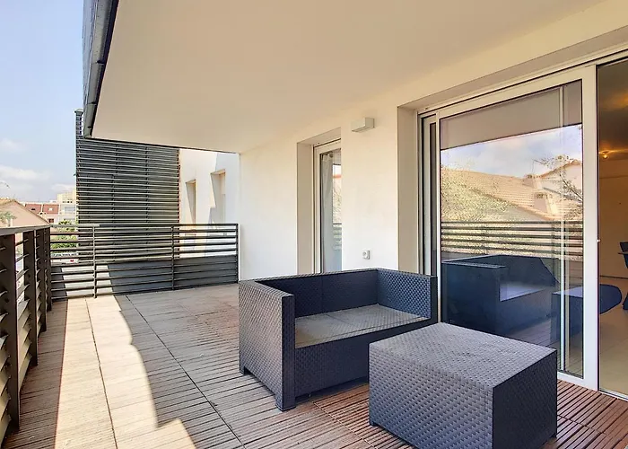 Appartement Spacieux T2 Avec Terrasse, Parking Privé, à 2 Min De La ! - Fr-1-715-24