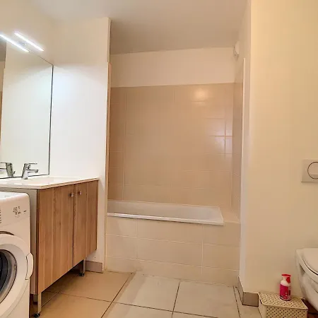 Spacieux T2 Avec Terrasse, Parking Privé, à 2 Min De La ! - Fr-1-715-24