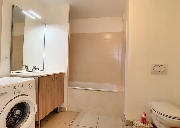 Spacieux T2 Avec Terrasse, Parking Prive, A 2 Min De La ! - Fr-1-715-24