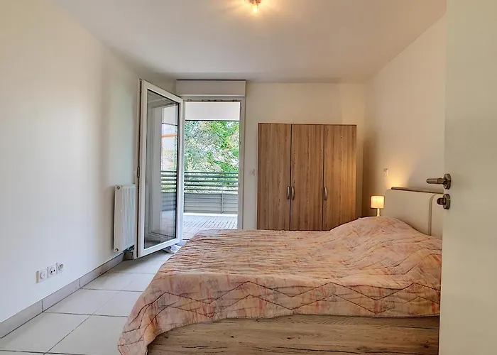 Spacieux T2 Avec Terrasse, Parking Prive, A 2 Min De La ! - Fr-1-715-24 *